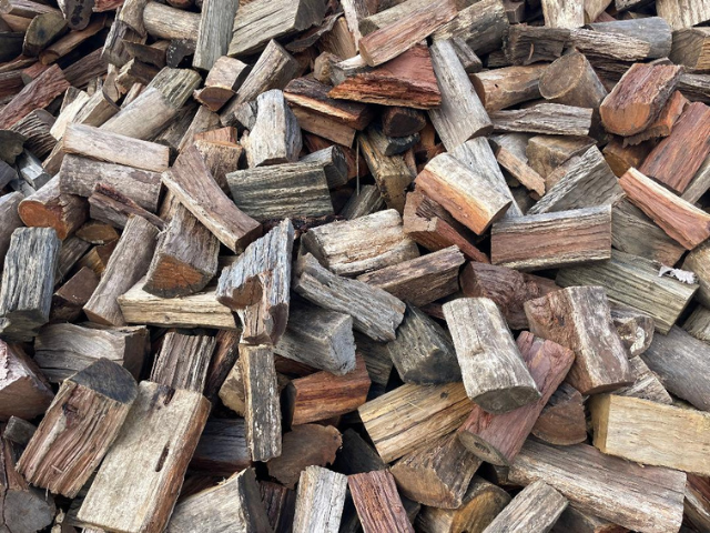 Betto’s Firewood. Mixed Species Split Hardwood Firewood. 800kg, 1000kg, 1500kg to 2000kg load sizes available. All load sizes delivered Free Lismore to Ocean Shores. 1500kg and 2000kg load sizes delivered FREE from Casino & Tweed, Northern Rivers NSW. Every load receives a Free Kindling & Free Firelighters. Picture of split Firewood block on a pile in the wood yard. Firewood Ballina, Bangalow, Byron Bay, Brunswick Heads, Alstonville, Clunes, Mullumbimby, Pottsville, Kingscliff, Murwillumbah, Evans Head)