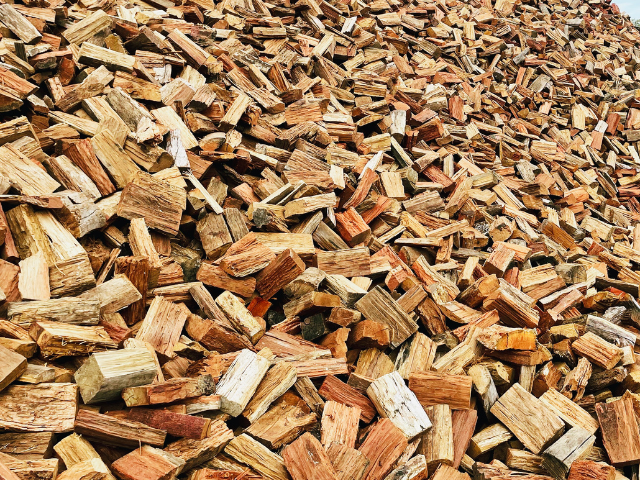 Betto’s Firewood. Mixed Species Split Hardwood Firewood. 800kg, 1000kg, 1500kg to 2000kg load sizes available. All load sizes delivered Free Lismore to Ocean Shores. 1500kg and 2000kg load sizes delivered FREE from Casino & Tweed, Northern Rivers NSW. Every load receives a Free Kindling & Free Firelighters. Picture of split Firewood block on a pile in the wood yard. Firewood Ballina, Bangalow, Byron Bay, Brunswick Heads, Alstonville, Clunes, Mullumbimby, Pottsville, Kingscliff, Murwillumbah, Evans Head)