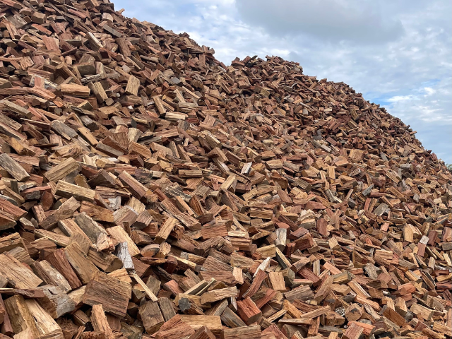 Betto’s Firewood. Wood stack pictured. Delivering Mixed Species Split Hardwood Firewood. 800kg, 1000kg, 1500kg to 2000kg load sizes available. All load sizes delivered Free Lismore to Ocean Shores. 1500kg and 2000kg load sizes delivered FREE from Casino & Tweed, Northern Rivers NSW. Every load receives a Free Kindling & Free Firelighters. Bag of free Kindling pictured. Firewood Ballina, Bangalow, Byron Bay, Brunswick Heads, Alstonville, Clunes, Mullumbimby, Pottsville, Kingscliff, Murwillumbah, Evans Head