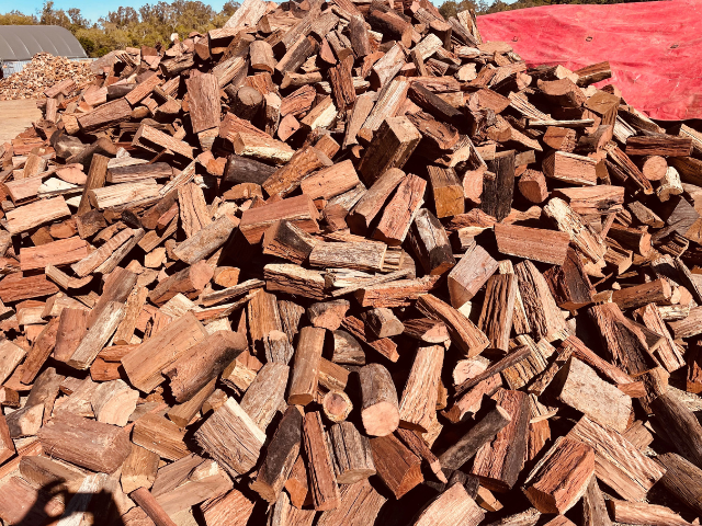 Texas Qld Vintage Red Ironbark Firewood pile. Betto’s Firewood Delivering Mixed & single Species Split Hardwood Firewood. 800kg, 1000kg, 1500kg to 2000kg load sizes available. All load sizes delivered Free Lismore to Ocean Shores. 1500kg and 2000kg load sizes delivered FREE from Casino & Tweed, Northern Rivers NSW. Every load receives a Free Kindling & Free Firelighters. Bag of free Kindling pictured. Firewood delivered to Ballina, Bangalow, Byron Bay, Brunswick Heads, Alstonville, Clunes, Mullumbimby, Pott