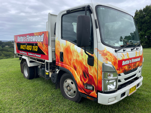 Betto’s Firewood Truck. Delivering Mixed Species Split Hardwood Firewood. 800kg, 1000kg, 1500kg to 2000kg load sizes available. All load sizes delivered Free Lismore to Ocean Shores. 1500kg and 2000kg load sizes delivered FREE from Casino & Tweed, Northern Rivers NSW. Every load receives a Free Kindling & Free Firelighters. Bag of free Kindling pictured. Firewood Ballina, Bangalow, Byron Bay, Brunswick Heads, Alstonville, Clunes, Mullumbimby, Pottsville, Kingscliff, Murwillumbah, Evans Head)
