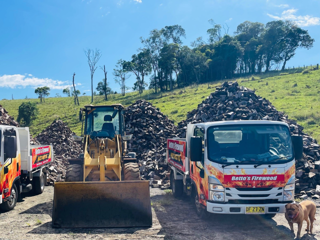 Betto’s Firewood Delivering Mixed & single Species Split Hardwood Firewood. Picture of trucks in timber yard with firewood piles in background. 800kg, 1000kg, 1500kg to 2000kg load sizes available. All load sizes delivered Free Lismore to Ocean Shores. 1500kg and 2000kg load sizes delivered FREE from Casino & Tweed, Northern Rivers NSW. Every load receives a Free Kindling & Free Firelighters. Bag of free Kindling pictured. Firewood delivered to Ballina, Bangalow, Byron Bay, Brunswick Heads, Alstonville, Clu