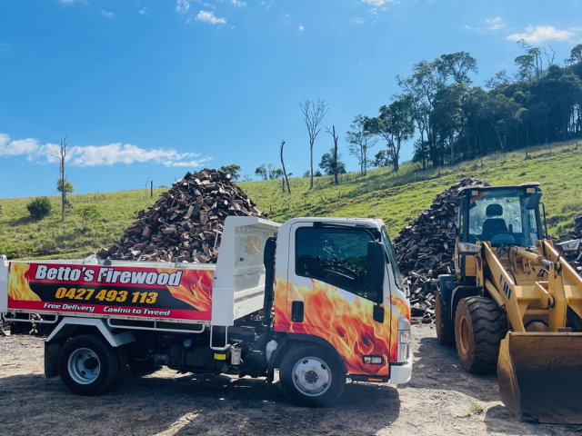 Betto’s Firewood Delivering Mixed & single Species Split Hardwood Firewood. Picture of lumber yard. 800kg, 1000kg, 1500kg to 2000kg load sizes available. All load sizes delivered Free Lismore to Ocean Shores. 1500kg and 2000kg load sizes delivered FREE from Casino & Tweed, Northern Rivers NSW. Every load receives a Free Kindling & Free Firelighters. Bag of free Kindling pictured. Firewood delivered to Ballina, Bangalow, Byron Bay, Brunswick Heads, Alstonville, Clunes, Mullumbimby, Pottsville, Kingscliff, Mu