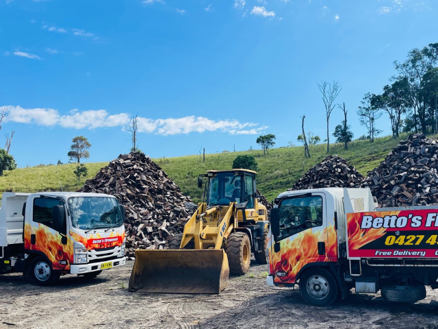 Betto’s Firewood Delivering Mixed & single Species Split Hardwood Firewood. Picture of trucks in timberyard with firewood piles in background. 800kg, 1000kg, 1500kg to 2000kg load sizes available. All load sizes delivered Free Lismore to Ocean Shores. 1500kg and 2000kg load sizes delivered FREE from Casino & Tweed, Northern Rivers NSW. Every load receives a Free Kindling & Free Firelighters. Bag of free Kindling pictured. Firewood delivered to Ballina, Bangalow, Byron Bay, Brunswick Heads, Alstonville, Clu