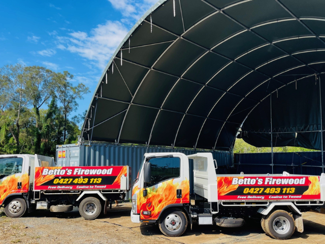 Betto’s Firewood Delivering Mixed & single Species Split Hardwood Firewood. Picture of trucks in timberyard with undercover storage behind. 800kg, 1000kg, 1500kg to 2000kg load sizes available. All load sizes delivered Free Lismore to Ocean Shores. 1500kg and 2000kg load sizes delivered FREE from Casino & Tweed, Northern Rivers NSW. Every load receives a Free Kindling & Free Firelighters. Bag of free Kindling pictured. Firewood delivered to Ballina, Bangalow, Byron Bay, Brunswick Heads, Alstonville, Clu
