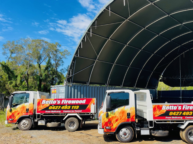 Betto’s Firewood Delivering Mixed & single Species Split Hardwood Firewood. Picture of trucks in timberyard infront of undercover wood storage. 800kg, 1000kg, 1500kg to 2000kg load sizes available. All load sizes delivered Free Lismore to Ocean Shores. 1500kg and 2000kg load sizes delivered FREE from Casino & Tweed, Northern Rivers NSW. Every load receives a Free Kindling & Free Firelighters. Bag of free Kindling pictured. Firewood delivered to Ballina, Bangalow, Byron Bay, Brunswick Heads, Alstonville, Clu