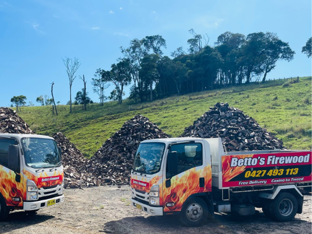 Betto’s Firewood Delivering Mixed & single Species Split Hardwood Firewood. Picture of trucks in timberyard with firewood piles in background. 800kg, 1000kg, 1500kg to 2000kg load sizes available. All load sizes delivered Free Lismore to Ocean Shores. 1500kg and 2000kg load sizes delivered FREE from Casino & Tweed, Northern Rivers NSW. Every load receives a Free Kindling & Free Firelighters. Bag of free Kindling pictured. Firewood delivered to Ballina, Bangalow, Byron Bay, Brunswick Heads, Alstonville, Clu