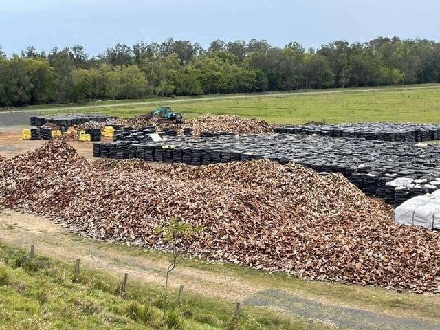 Betto’s Firewood. Wood yard pictured. Delivering Mixed Species Split Hardwood Firewood. 800kg, 1000kg, 1500kg to 2000kg load sizes available. All load sizes delivered Free Lismore to Ocean Shores. 1500kg and 2000kg load sizes delivered FREE from Casino & Tweed, Northern Rivers NSW. Every load receives a Free Kindling & Free Firelighters. Bag of free Kindling pictured. Firewood Ballina, Bangalow, Byron Bay, Brunswick Heads, Alstonville, Clunes, Mullumbimby, Pottsville, Kingscliff, Murwillumbah, Evans Head