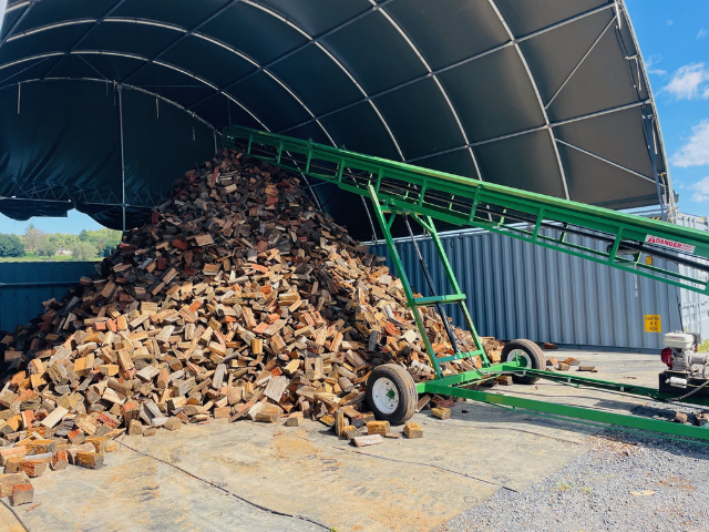 Betto’s Firewood Delivering Mixed & single Species Split Hardwood Firewood. Picture of wood pile under cover. 800kg, 1000kg, 1500kg to 2000kg load sizes available. All load sizes delivered Free Lismore to Ocean Shores. 1500kg and 2000kg load sizes delivered FREE from Casino & Tweed, Northern Rivers NSW. Every load receives a Free Kindling & Free Firelighters. Bag of free Kindling pictured. Firewood delivered to Ballina, Bangalow, Byron Bay, Brunswick Heads, Alstonville, Clu