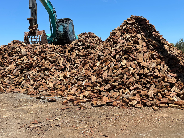 Betto’s Firewood. Wood yard pictured. Delivering Mixed Species Split Hardwood Firewood. 800kg, 1000kg, 1500kg to 2000kg load sizes available. All load sizes delivered Free Lismore to Ocean Shores. 1500kg and 2000kg load sizes delivered FREE from Casino & Tweed, Northern Rivers NSW. Every load receives a Free Kindling & Free Firelighters. Bag of free Kindling pictured. Firewood Ballina, Bangalow, Byron Bay, Brunswick Heads, Alstonville, Clunes, Mullumbimby, Pottsville, Kingscliff, Murwillumbah, Evans Head