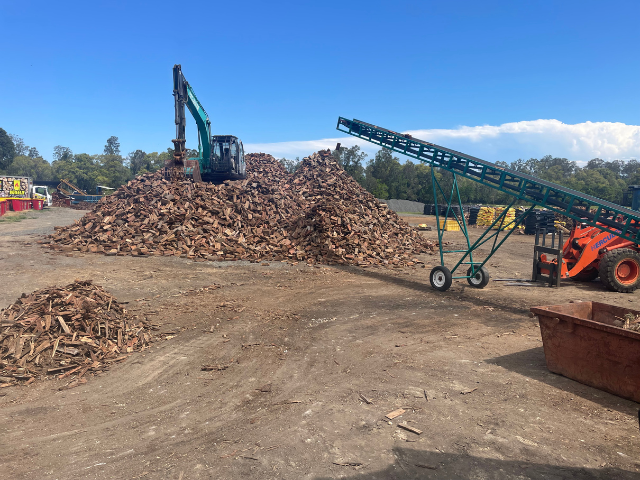 Betto’s Firewood. Wood yard pictured. Delivering Mixed Species Split Hardwood Firewood. 800kg, 1000kg, 1500kg to 2000kg load sizes available. All load sizes delivered Free Lismore to Ocean Shores. 1500kg and 2000kg load sizes delivered FREE from Casino & Tweed, Northern Rivers NSW. Every load receives a Free Kindling & Free Firelighters. Bag of free Kindling pictured. Firewood Ballina, Bangalow, Byron Bay, Brunswick Heads, Alstonville, Clunes, Mullumbimby, Pottsville, Kingscliff, Murwillumbah, Evans Head