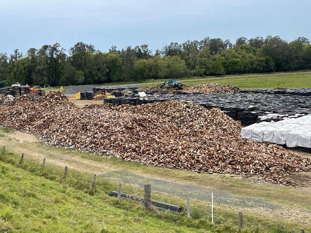 Betto’s Firewood. Wood yard pictured. Delivering Mixed Species Split Hardwood Firewood. 800kg, 1000kg, 1500kg to 2000kg load sizes available. All load sizes delivered Free Lismore to Ocean Shores. 1500kg and 2000kg load sizes delivered FREE from Casino & Tweed, Northern Rivers NSW. Every load receives a Free Kindling & Free Firelighters. Bag of free Kindling pictured. Firewood Ballina, Bangalow, Byron Bay, Brunswick Heads, Alstonville, Clunes, Mullumbimby, Pottsville, Kingscliff, Murwillumbah, Evans Head
