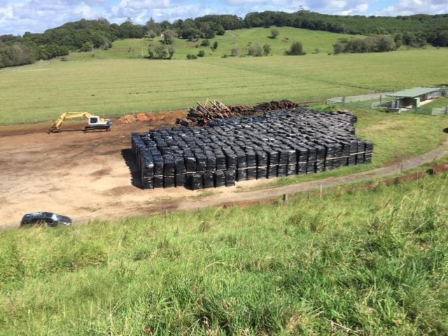 Betto’s Firewood. Wood yard pictured. Delivering Mixed Species Split Hardwood Firewood. 800kg, 1000kg, 1500kg to 2000kg load sizes available. All load sizes delivered Free Lismore to Ocean Shores. 1500kg and 2000kg load sizes delivered FREE from Casino & Tweed, Northern Rivers NSW. Every load receives a Free Kindling & Free Firelighters. Bag of free Kindling pictured. Firewood Ballina, Bangalow, Byron Bay, Brunswick Heads, Alstonville, Clunes, Mullumbimby, Pottsville, Kingscliff, Murwillumbah, Evans Head
