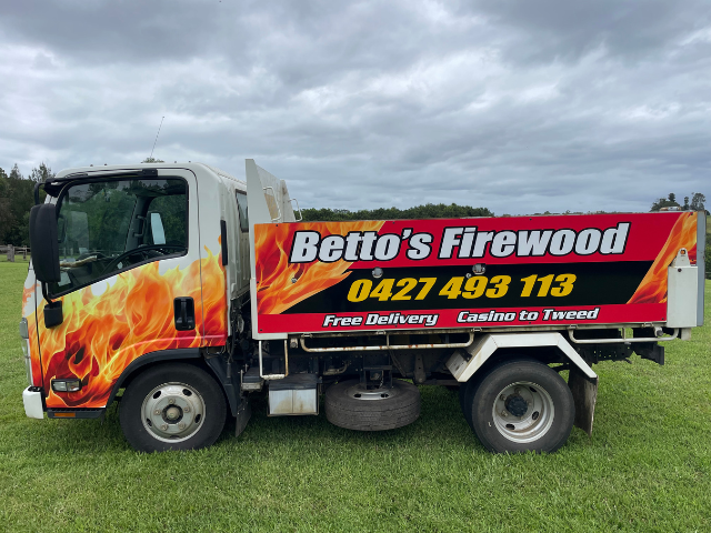 Betto’s Firewood Truck, side view. Delivering Mixed Species Split Hardwood Firewood. 800kg, 1000kg, 1500kg to 2000kg load sizes available. All load sizes delivered Free Lismore to Ocean Shores. 1500kg and 2000kg load sizes delivered FREE from Casino & Tweed, Northern Rivers NSW. Every load receives a Free Kindling & Free Firelighters. Bag of free Kindling pictured. Firewood Ballina, Bangalow, Byron Bay, Brunswick Heads, Alstonville, Clunes, Mullumbimby, Pottsville, Kingscliff, Murwillumbah, Evans Head